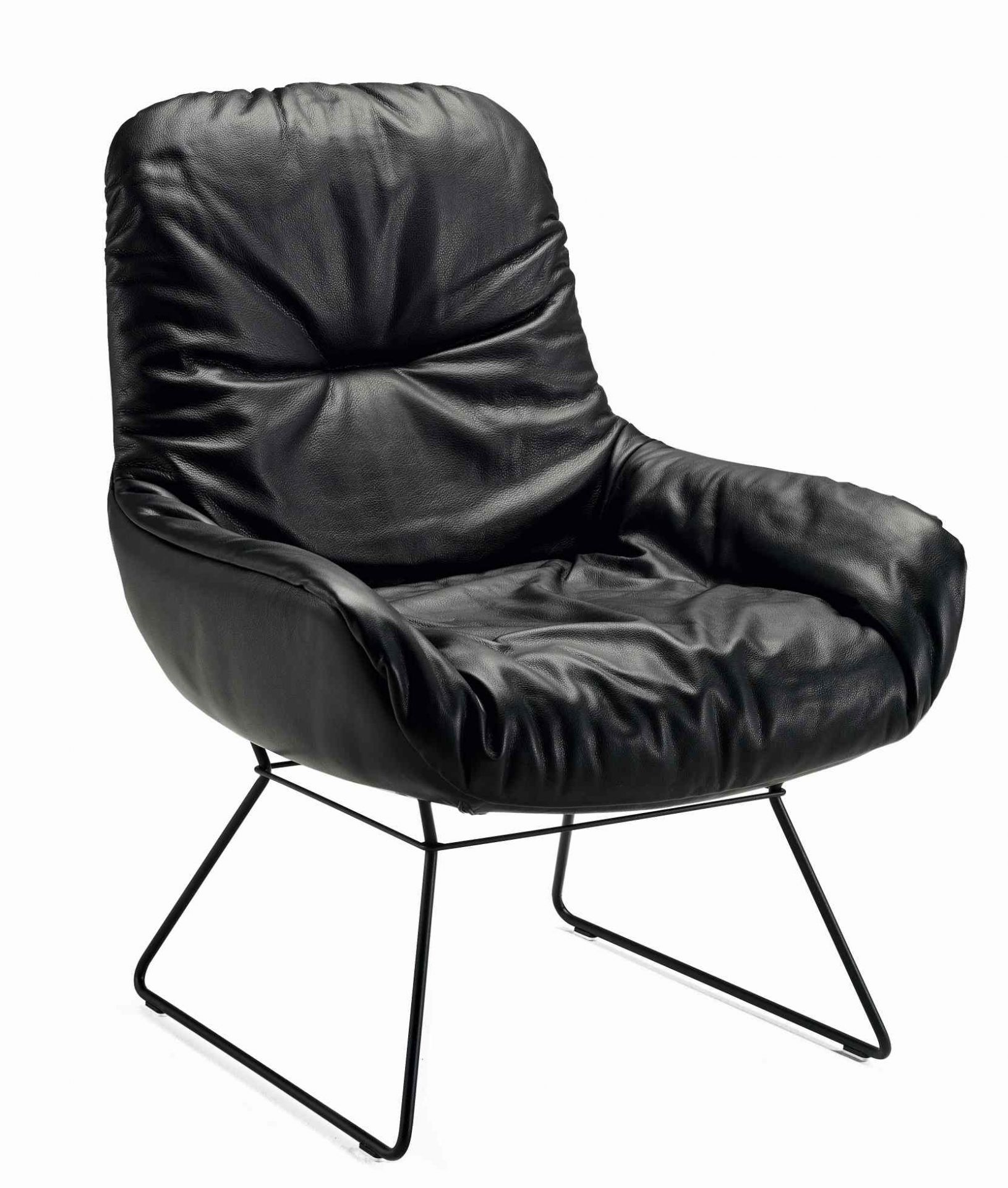 Schwarzer Leya Lounge Chair Sessel von Freifrau Manufaktur mit Lederbezug und filigranem Metallgestell.